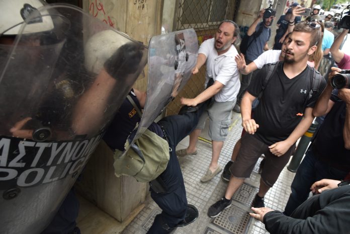 επίθεση των ΜΑΤ