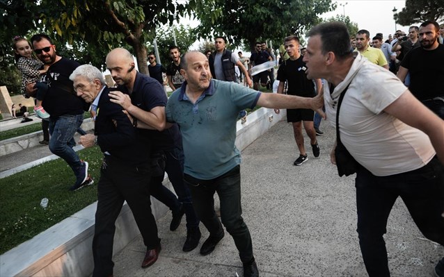 τρεις