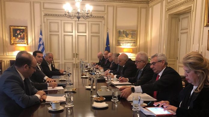κοροϊδεύει