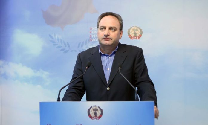πλήττει