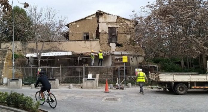 νεκρή
