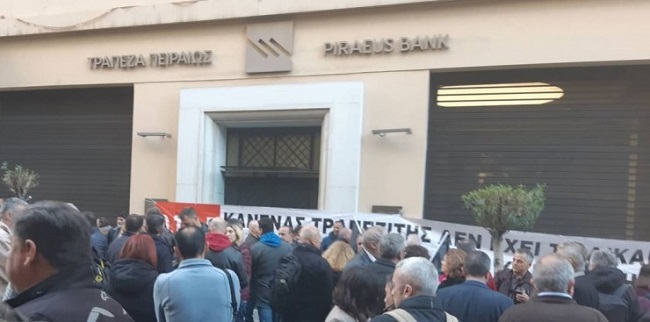 Η Πειραιώς βγάζει σε αναγκαστική άδεια