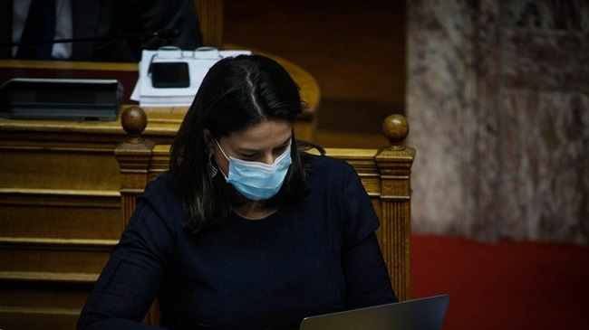 Υπεραμύνεται χωρίς πειθώ η Κεραμέως