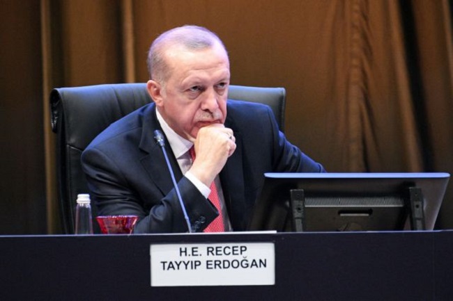 Υπόσχεται μεταρρυθμίσεις για να σπάσει το οικονομικό