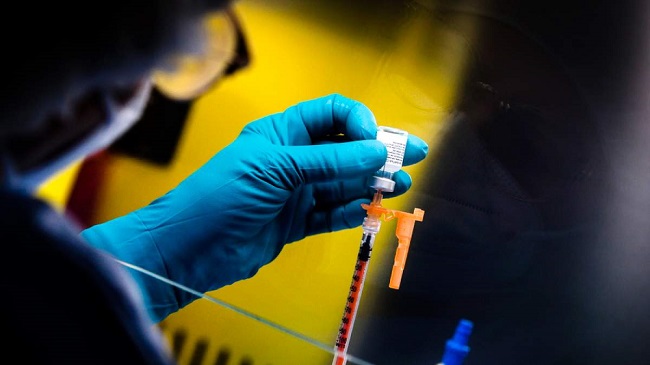 Η Pfizer μειώνει τις παραδόσεις εμβολίων