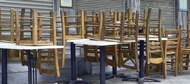 Εστιάτορες παραδίδουν τα κλειδιά τους