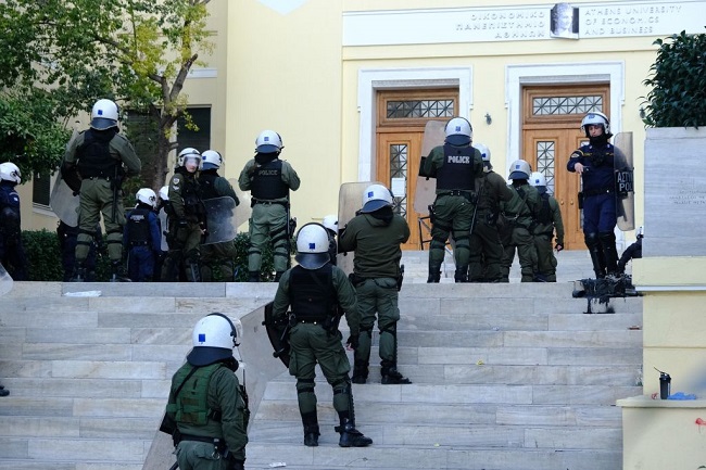 προτείνει κρυφούς αστυνομικούς στα Πανεπιστήμια