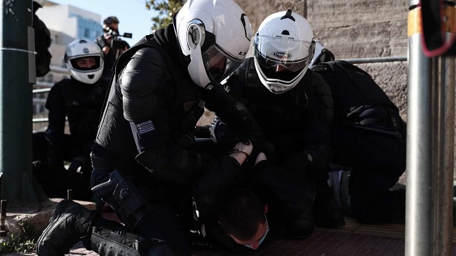 Αστυνομικός με πυροσβεστήρα έσπασε το σαγόνι και τα δόντια φοιτητή