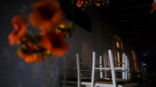 Ζευγάρι που εργαζόταν στην εστίαση