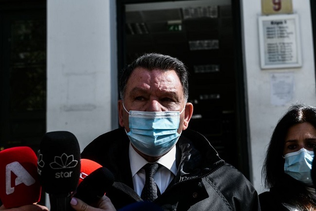 Εξαπολύει υβρεολόγιο κατά μαρτύρων