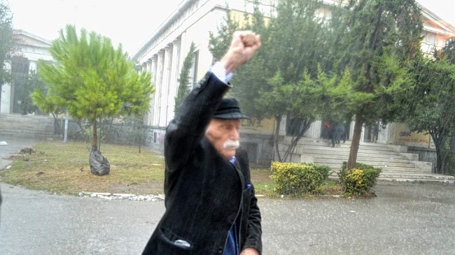 Κρατώντας ψηλά τη σημαία