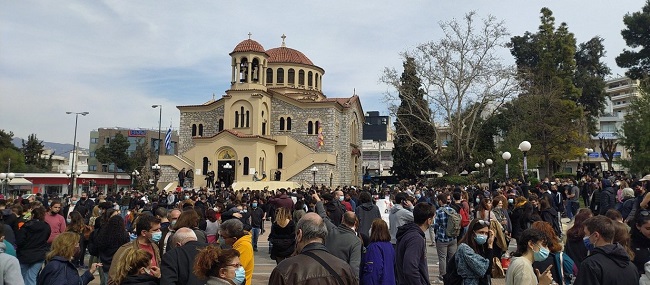 Χιλιάδες πολίτες στους δρόμους