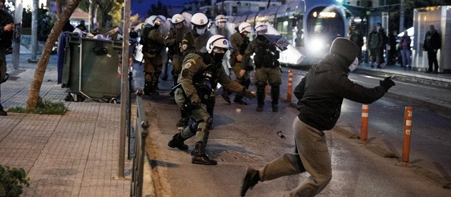 Αστυνομικοί ξυλοκοπούν μικρό κορίτσι