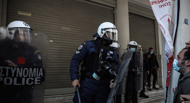 Επίθεση με χημικά και γκλομπ