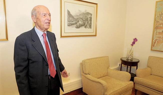 Πάει να δικαιολογήσει τις εκχωρήσεις του