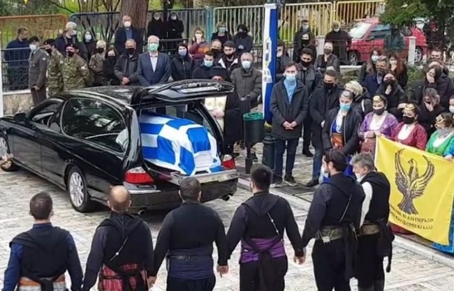 Σε τυλιγμένο φέρετρο με την Ελληνική σημαία