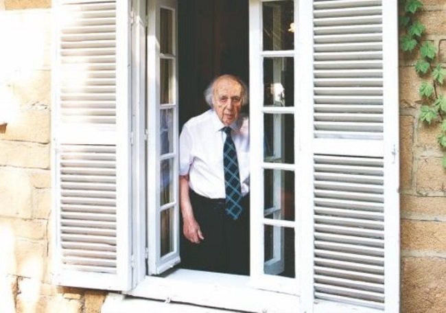 Υποκλινόμαστε με απέραντο σεβασμό