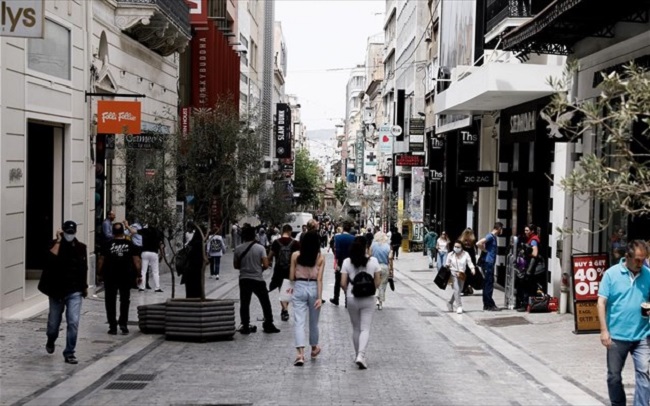 Ανεβάζουν ρολά τα καταστήματα