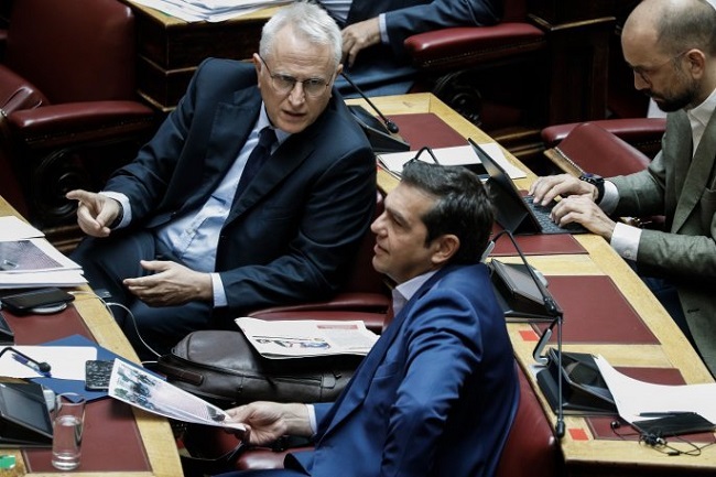 για να ακολουθήσει η καρατόμησή του