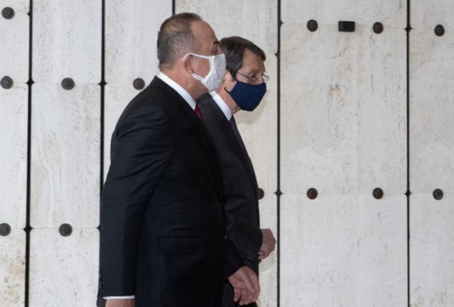 Μιλάει σαν να παίζει «χαλασμένος δίσκος»
