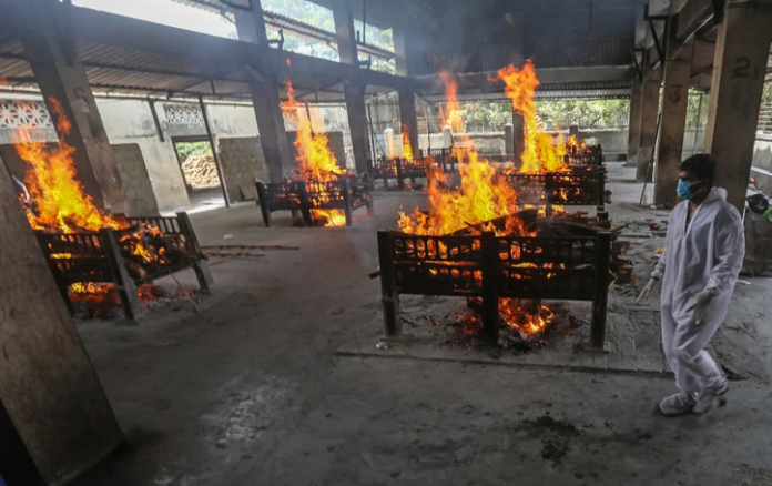 Δεν προλαβαίνουν να κάψουν τους νεκρούς