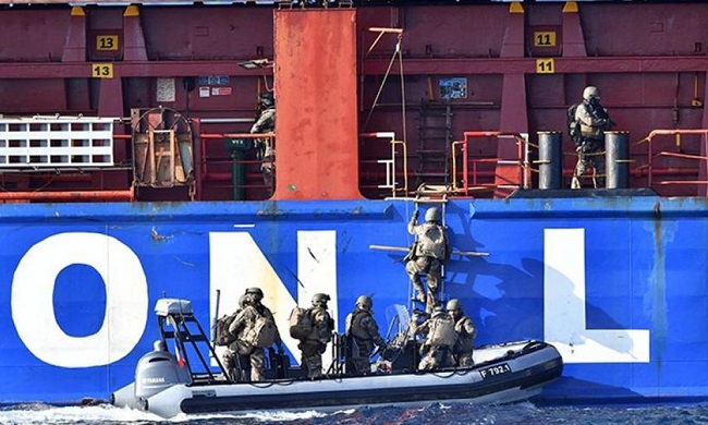 Οι Γάλλοι δείχνουν τα δόντια τους στην Μεσόγειο