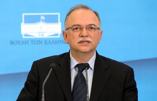 Ο Παπαδημούλης σε ψυχροπολεμικό κλίμα αποδοκιμάζει