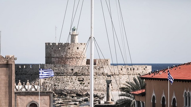 Ρόδος: Κατέβασε την ελληνική σημαία