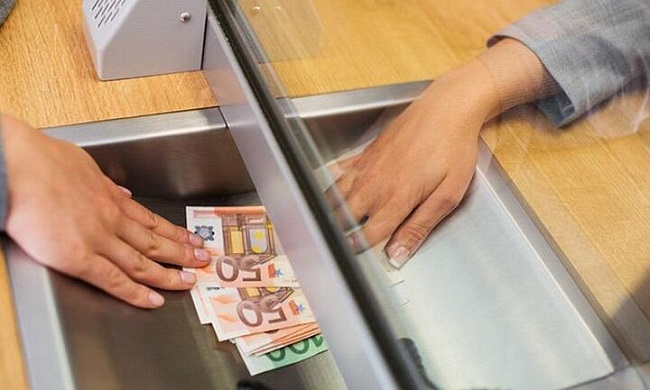 «Περιέργως» η πανδημία συσσώρευσε καταθέσεις 20 δισ
