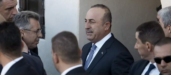 Φέρεται να τους αποκάλεσε «αγράμματους»