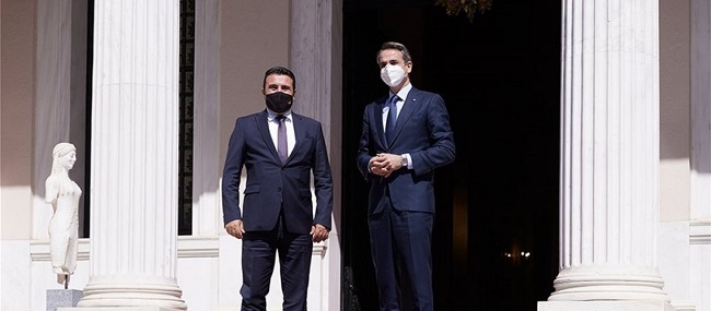 μπλοκάρει την είσοδο Σκοπίων στην ΕΕ