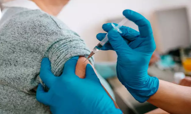 διερευνά παρενέργειες των εμβολίων