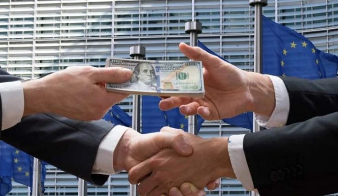 τεράτων που καταβροχθίζουν δημοκρατίες