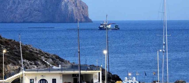 Τουρκικά αλιευτικά «δέσανε» έξω από Κύθηρα
