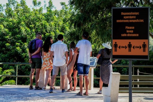 Συστήνει την αποφυγή ταξιδιών