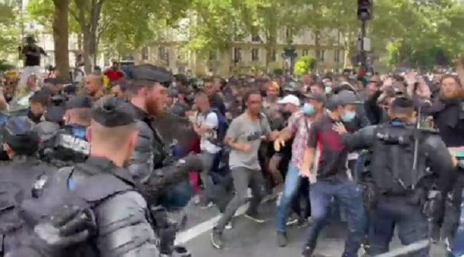 Μεγάλες διαδηλώσεις κατά υποχρεωτικών