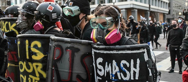 Παρίσι κατά υποχρεωτικού εμβολιασμού και απαγορεύσεων