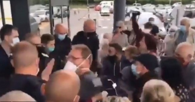 Η γαλλική αστυνομία σε ανεμβολίαστους απαγορεύει