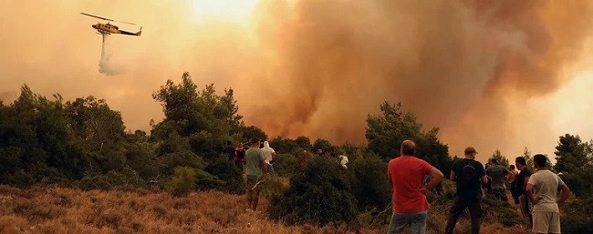 Καίγονται σπίτια στα Βίλια