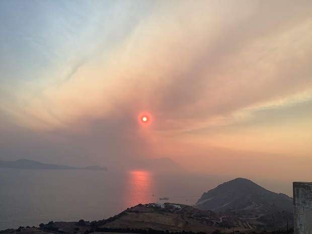 Βγήκεν ο ήλιος κόκκινος