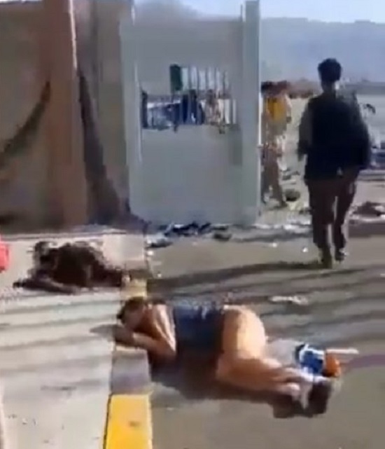 Αφγανούς συνεργάτες στο αεροδρόμιο
