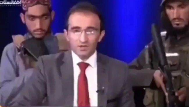 Παρουσιαστής στο Αφγανιστάν λέει τις ειδήσεις