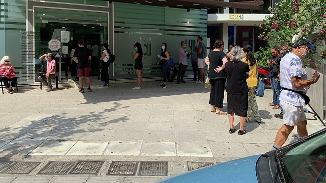 Μεγάλες ουρές στα διαγνωστικά κέντρα για rapid-test