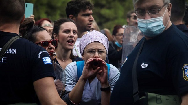Με αποδοκιμασίες υποδέχτηκαν οι υγειονομικοί