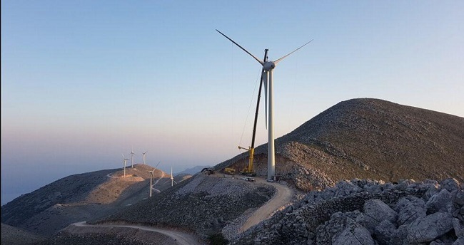 Φυτεύουν ανεμογεννήτριες