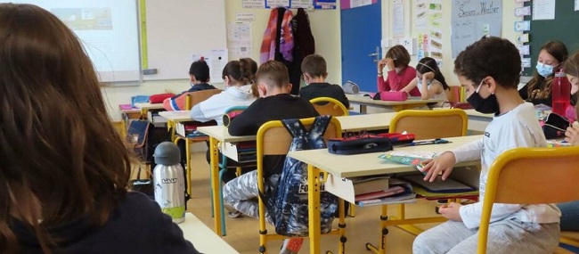 Η Γαλλία καταργεί την μάσκα στο δημοτικό