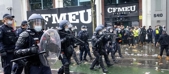 Πλαστικές σφαίρες κατά διαδηλωτών