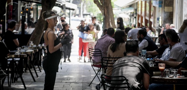 Παίρνει πίσω απαγορεύσεις για ανεμβολίαστους