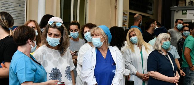 Ανεμβολίαστοι υγειονομικοί υποχρεώνονται να εργάζονται