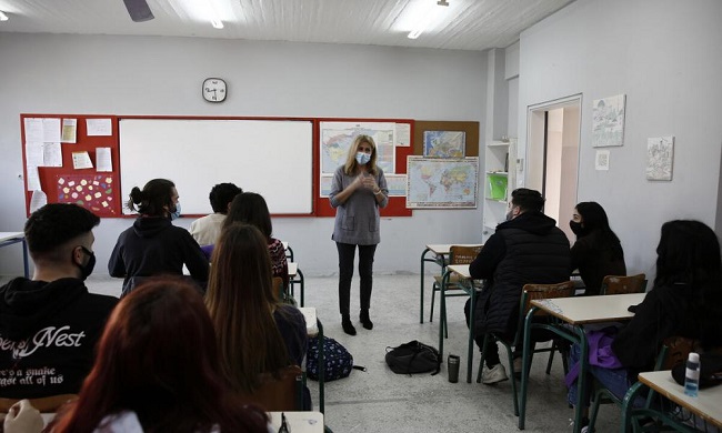 Στέλνουν στην ανεργία και ανεμβολίαστους